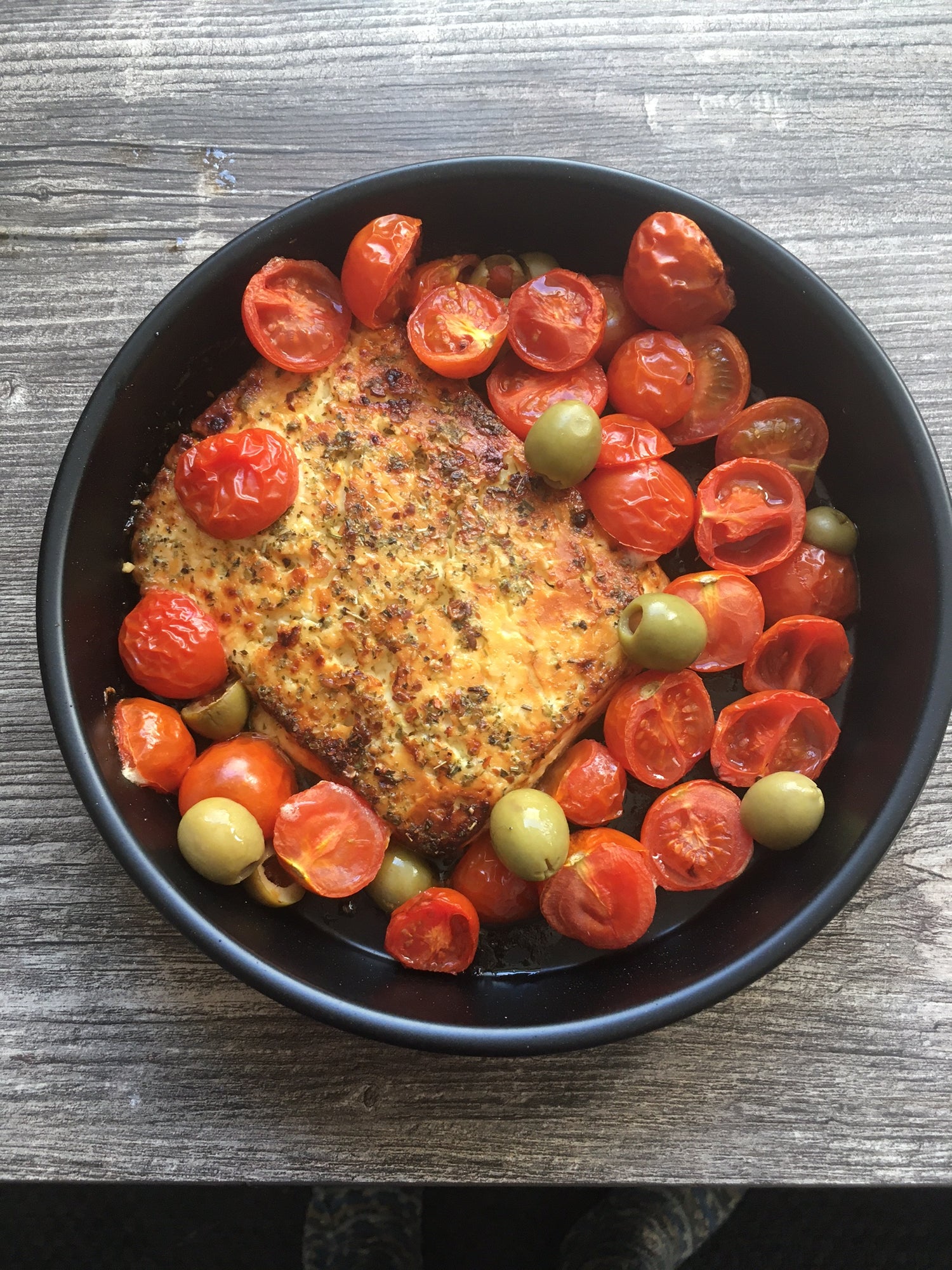 Mediterraner Feta mit Honig-Kräuter-Kruste