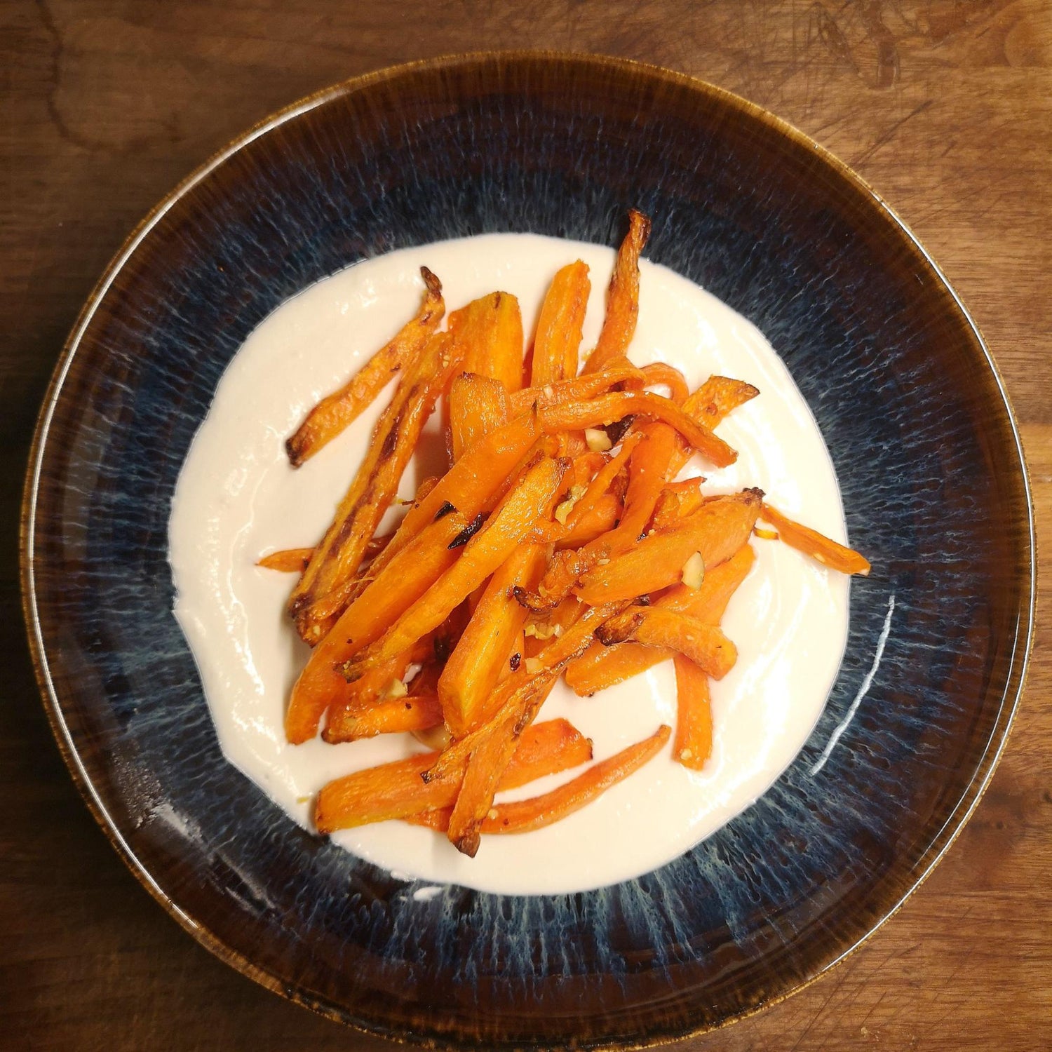 Zitrone Karotten, Butter, geschmolzen Salz Honig gehackte Nüsse