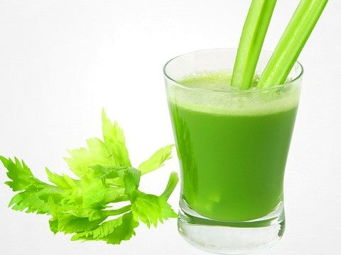Natürliche Frische im Glas: Die Reinheit und Kraft von purem Selleriesaft.Slow Juicer Rezepte