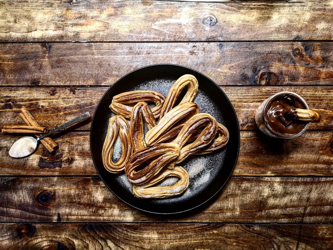 Churros aus der Heißluftfritteuse Na sicher kann man #Churros auch in der Heißluftfritteuse zubereiten! Sie sind dann zwar immer noch eine Süßigkeit aber nicht mehr ertränkt im Fett (dafür genauso lecker). Du kannst die Teilglinge auch auf Vorrat machen,