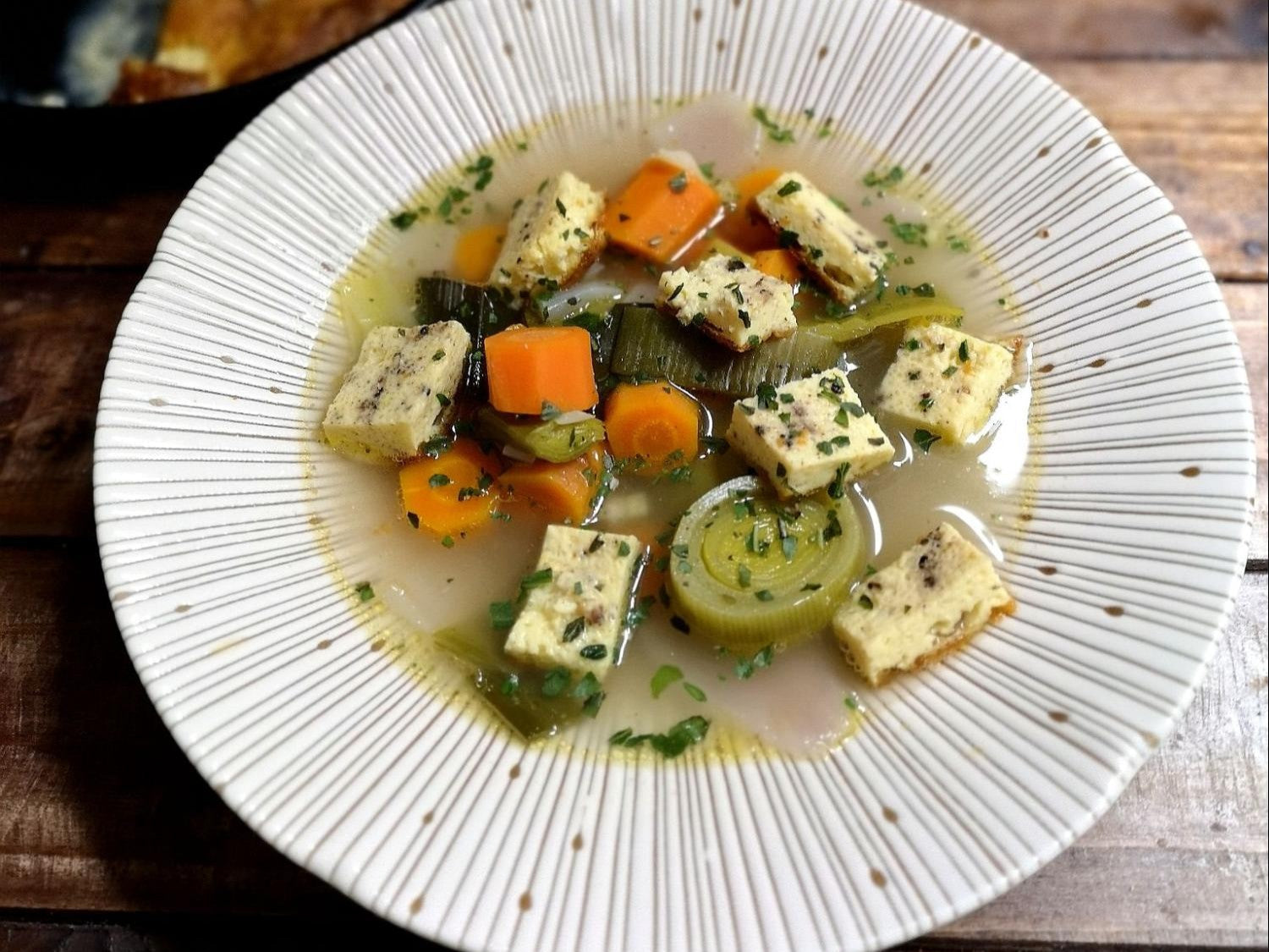 Eierstich aus der Heißluftfritteuse Eierstich ist eine hervorragende Suppeneinlage, die dem Körper wichtiges Protein gibt und sättigt.