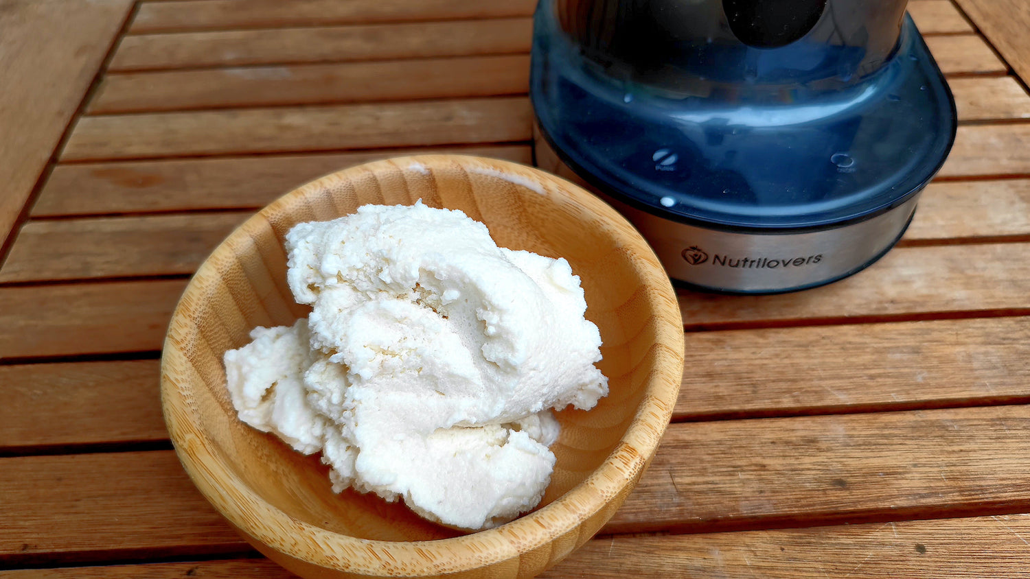 FROZEN JOGURT aus dem Nutri-Chopper Zerkleinerer Frozen Joghurt ist von den Zutaten her erfrischend einfach und dabei noch eine richtig gesunde Eisalternative! Mit unserem Nutri-Chopper gelingt die eiskalte Speise auch ohne Eismaschine.