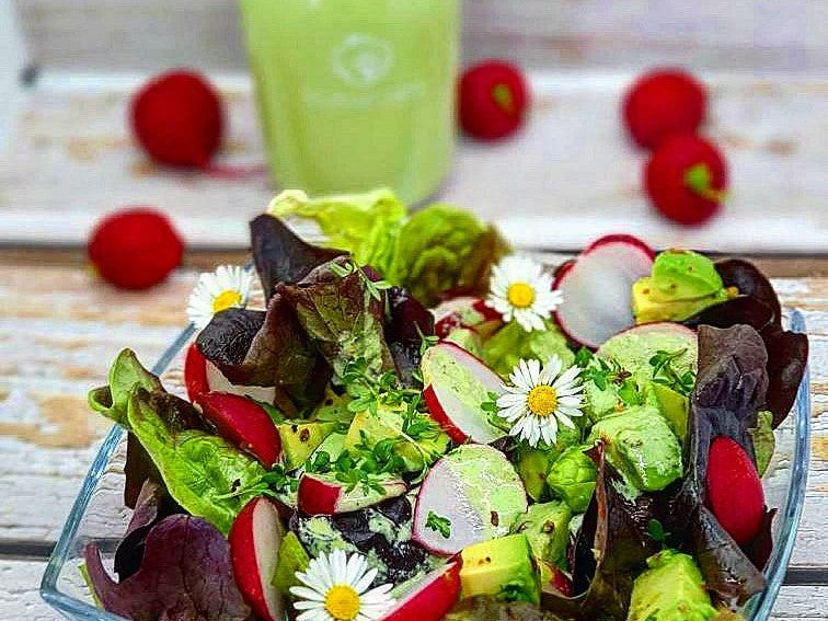 Frühlingsalat mit Dressing aus dem Nutri-Blender Max frühlingsgrünen Salat! passendes Dressing mit parat
