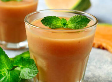 Lecker Honeymoon-Lassi Getränk Einen Teil der aromatischen Honeymoon-Honigmelone hat sie direkt weggesnackt, den Großteil aber zu einem wunderbar erfrischenden Getränk verarbeitet,einem Melonen- Lassi. Natürlich in unserem leistungsstarken Nutri-Blender M