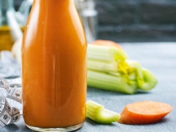 Selleriesaft mit Ananas Erfrischende Energie aus der Natur: Gesunder Selleriesaft mit einem Hauch von Ananas