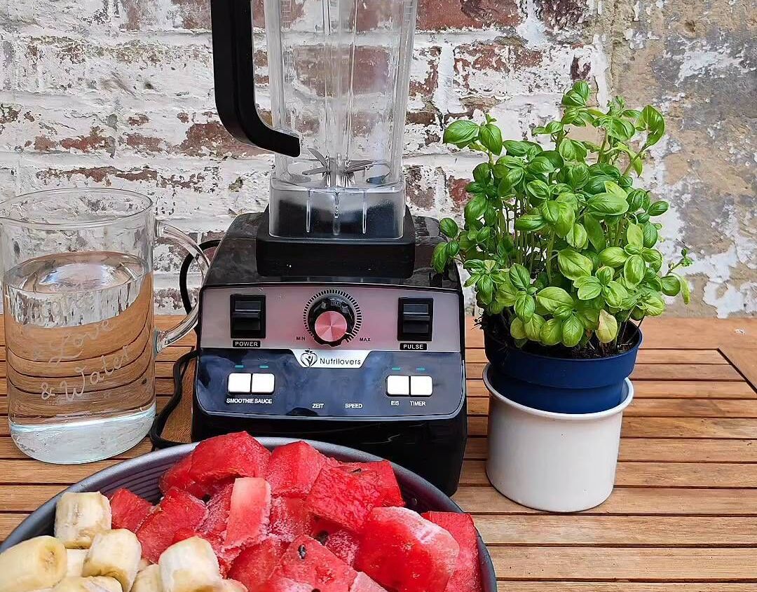 Melonen-Basilikum-Slushie Eine gesunde Eisspezialität mit leckerer Wassermelone und frischer Minze ohne extra Zucker