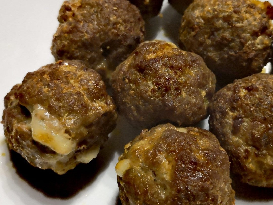 Hackkugeln mit Käsekern  Heißluftfritteusen Rezept Überraschender Genuss aus der Heißluftfritteuse: Hackkugeln mit cremigem Käsekern – Saftig, würzig und unwiderstehlich