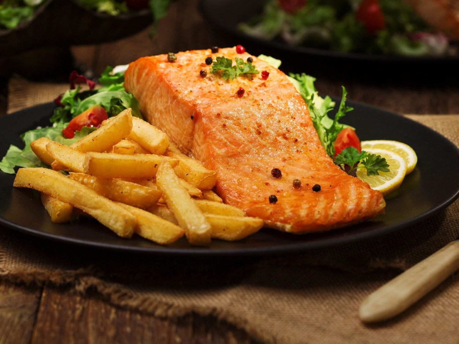 Lachs mit Pommes Frites Heißluftfritteusen Rezept Meeresdelikatesse trifft auf Knuspergenuss: Lachs mit perfekt goldbraunen Pommes Frites aus der Heißluftfritteuse