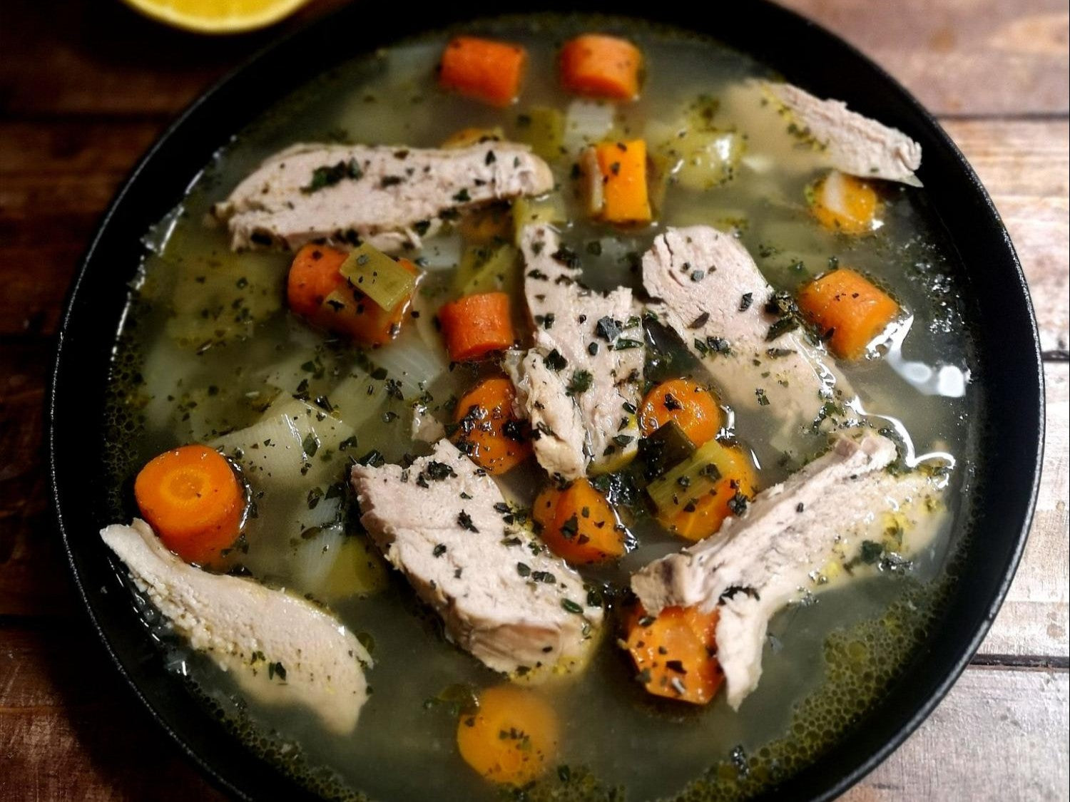 Nutrilovers Hühnersuppe Dich hat es trotzdem erwischt, die Nase läuft und der Hals kratzt? Zeit für unsere Hühnersuppe! Sie liefert Protein, Fett, Salze und Vitamine, also alles, was es braucht, um rasch wieder fit zu werden!