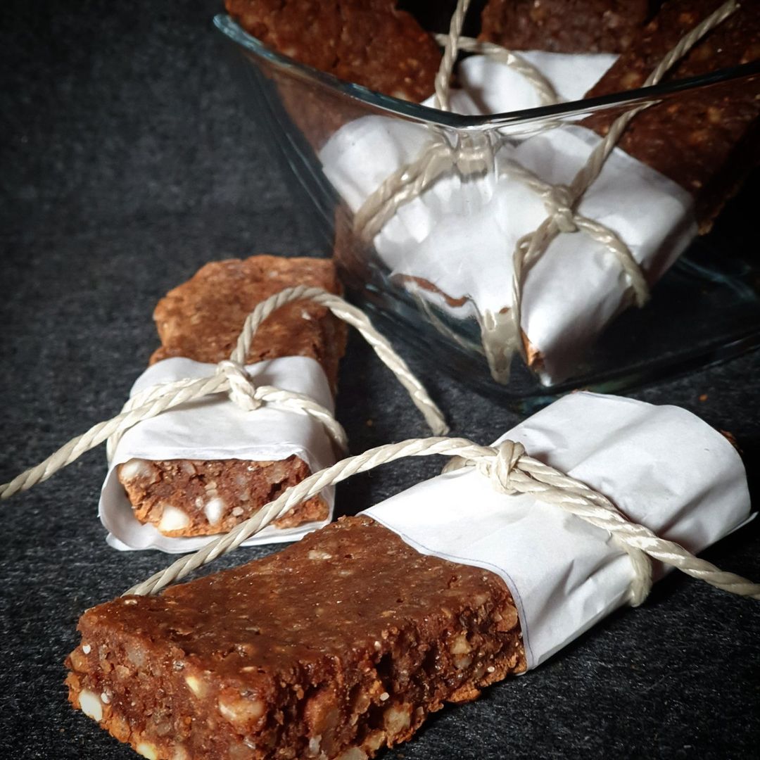 Protein-Nuss-Riegel Mit diesen Riegeln von Nutribloggerin me.lla.nie überstehst du auch den größten Vorweihnachtsstress ohne Heißhunger. Zur Verwendung kommen hierbei zwei unserer Geräte, der NUTRI-CHOPPER 4D und der NUTRI-DRY Dörrautomat.