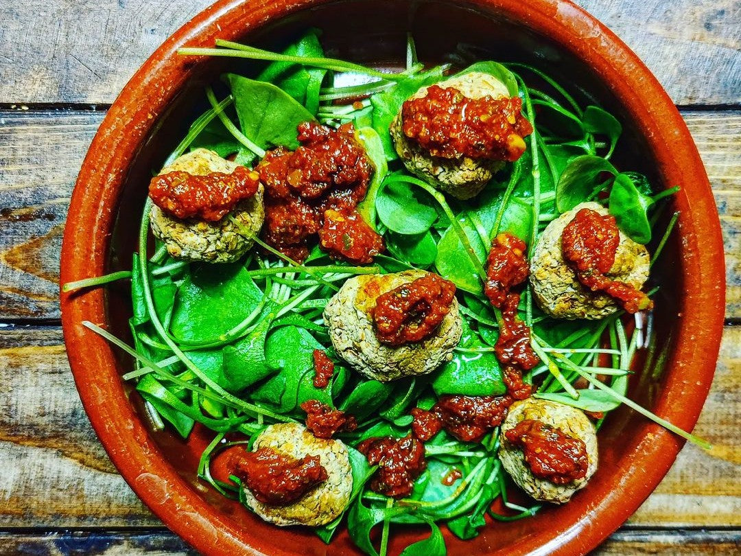 Schnelle Falafel Für diese raschen Falafel braucht es weder viele Zutaten noch besondere Skills, nur einen guten Alleszerkleinerer (wie unseren NUTRI-CHOPPER 4D) und unseren NUTRI-FRYER zum Garen.