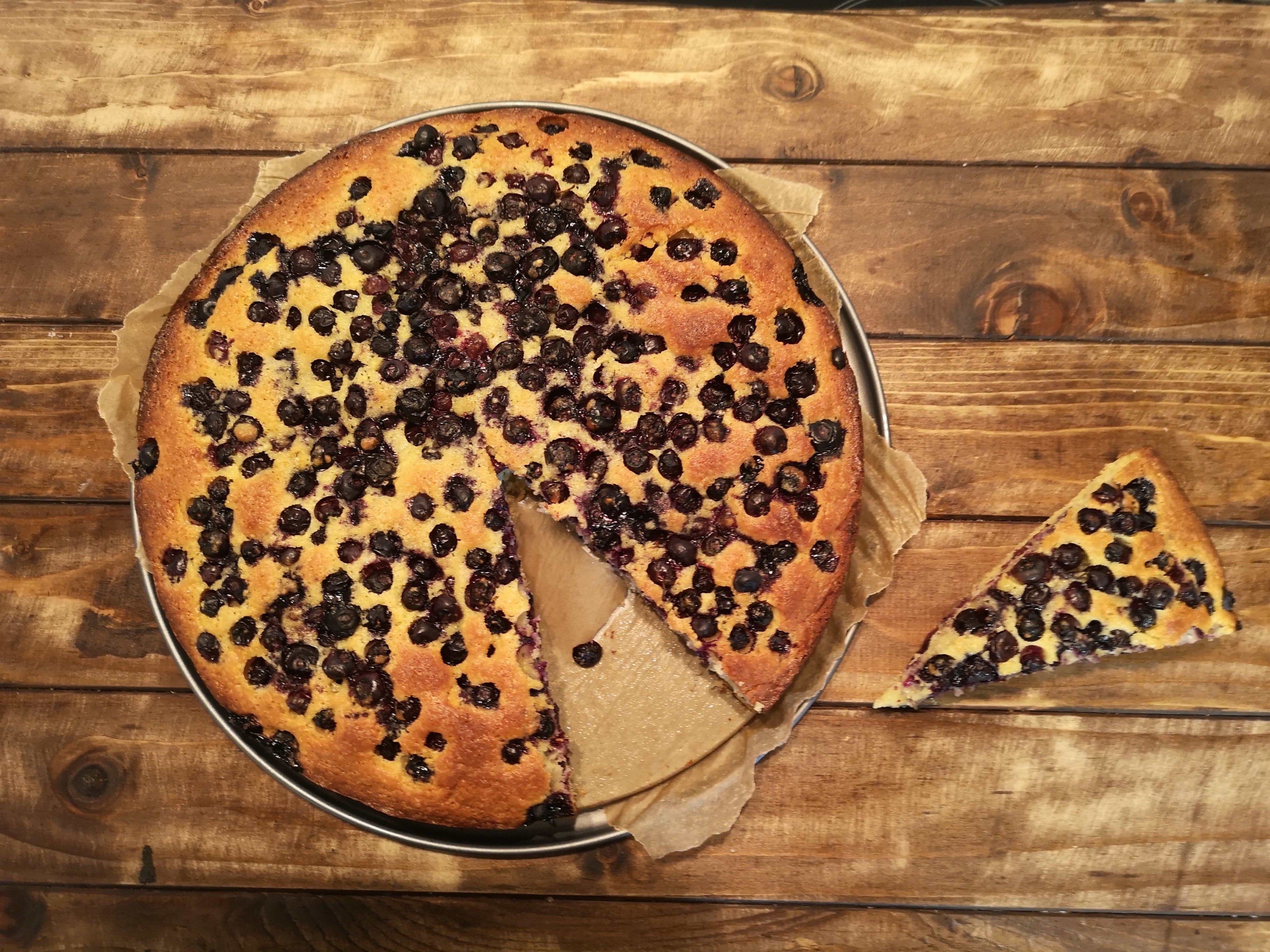 Leckerer und schneller Kuchen mit Blaubeeren und Zitrone Mehl