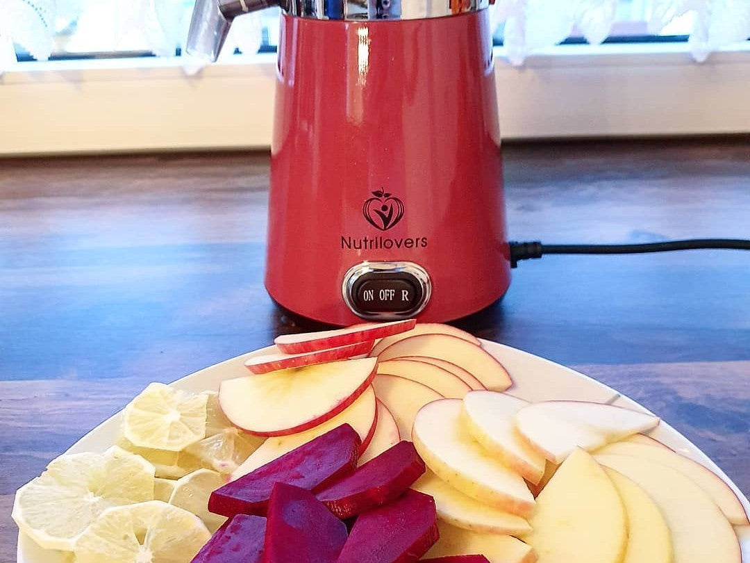 Rote Wunder Rezept Belebende Energie in Rot: Frischer Saft aus Roter Bete, Apfel, Ingwer und Limette. Ein gesunder und köstlicher Genuss!