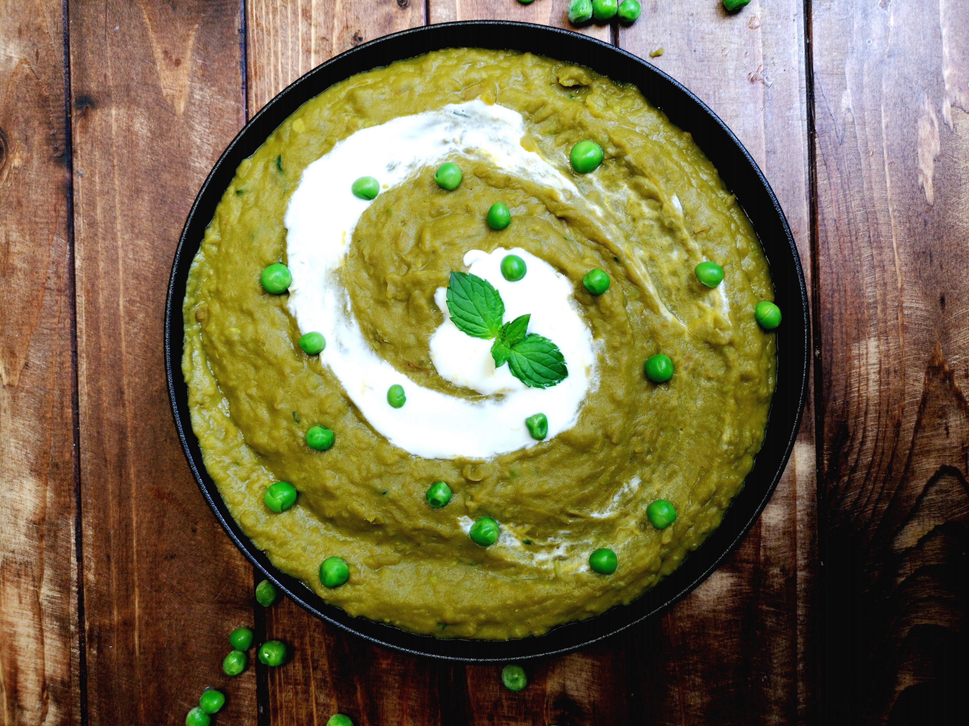 Grüne Gazpacho mit Kichererbsen (KALTE SUPPE) Verdoppeln Sie Ihre Frische mit Cool Green: Eine belebende grüne Gazpacho, durchzogen von cremigen Kichererbsen - Eine kalte Suppe, die Sie mit jeder Schluck erfrischt.