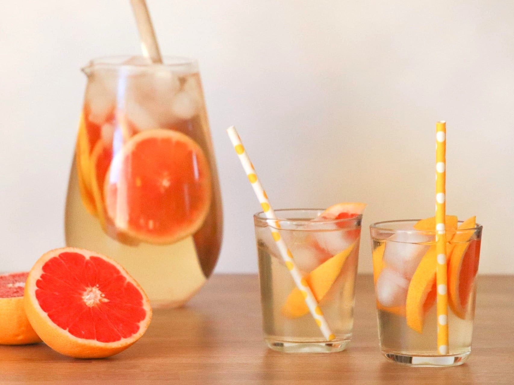 Grapefruit-Eistee mit Ingwer & Thymian Rezept für leckeren Eistee mit selbstgemachten Sirup