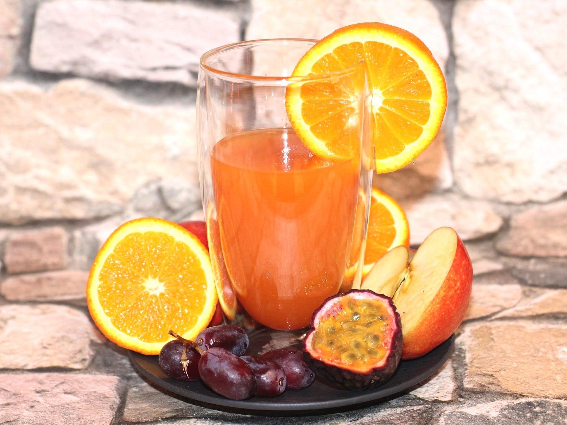 EYES WIDE SHUT Slow Juicer Rezepte Der EYES WIDE SHUT versorgt dich an Tag 1 der Kur mit ordentlich Power für die Sehnerven, Vitamin C aus Zitrusfrüchten und stärkt dein Immunsystem mit Ingwer!