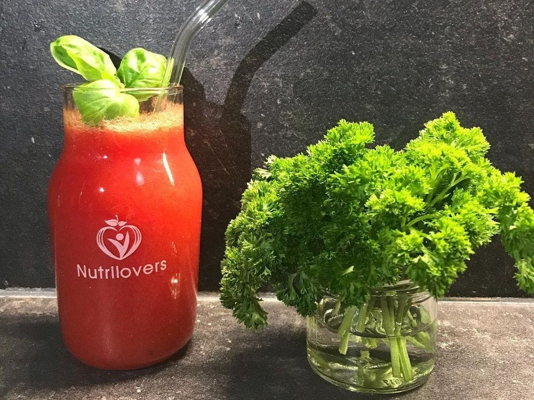 Slow Juicer Rezepte Erfrischend & Aromatisch: Tomatensaft mit Basilikum. Ein Rezept, das die Sinne verführt und den Durst stillt!