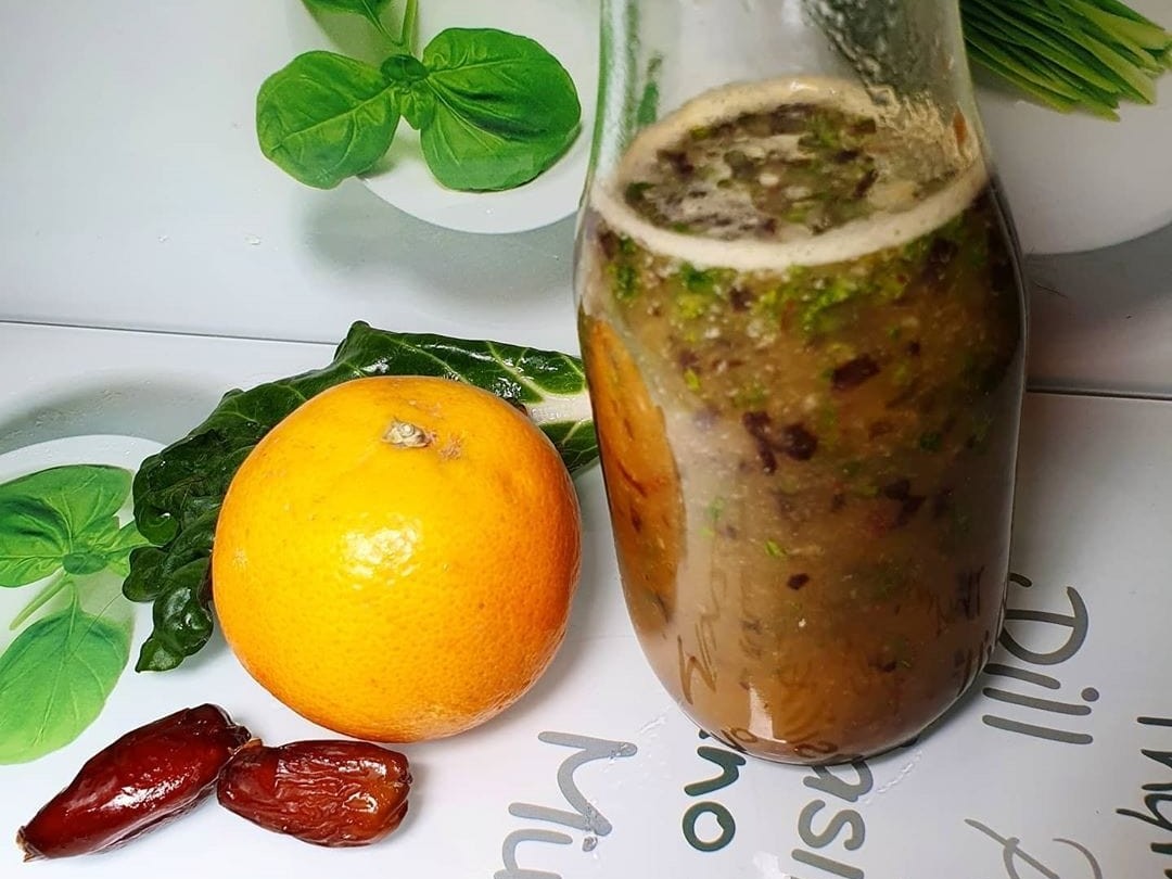 Power Drink Grüne Vitalität vereint sich: Bananen-Dattel Power Drink mit Spinat und Leinöl