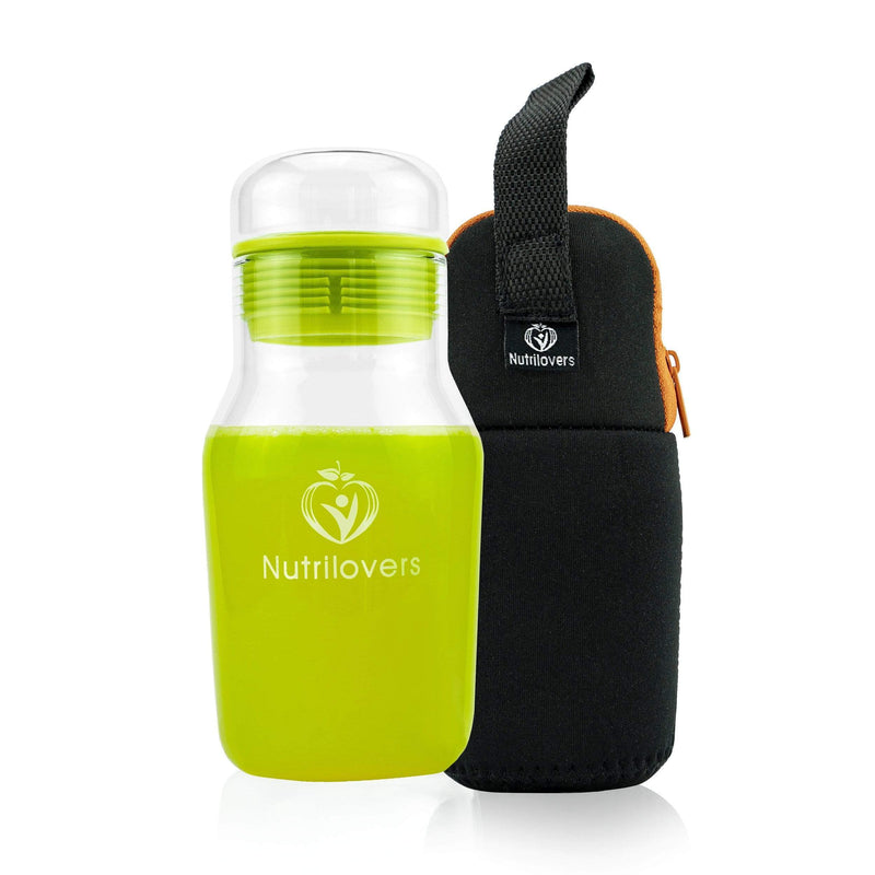 Grüne Nutrilovers Trinkflasche aus Kunststoff mit schwarzem Neopren-Hülle für unterwegs.