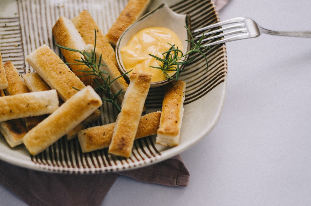 grissini Grissini, auch bekannt als italienische Brotstangen, sind knusprige und würzige Gebäckstangen, die perfekt als Beilage zu Suppen, Salaten oder einfach als Snack geeignet sind.