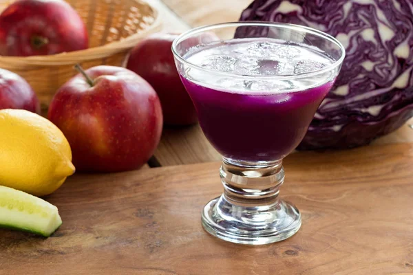 Sommerlicher Rotkohl-Apfel-Zitronen-Saft Sommerlicher Rotkohl-Apfel-Zitronen-Saft