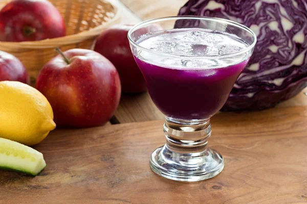 Sommerlicher Rotkohl-Apfel-Zitronen-Saft