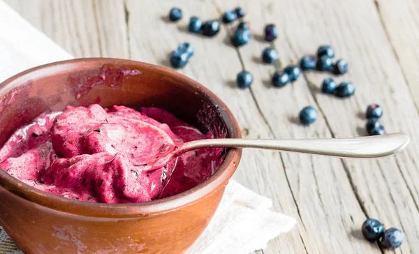 So einfach macht man cremiges Joghurteis selber Bananen Beeren Traum
