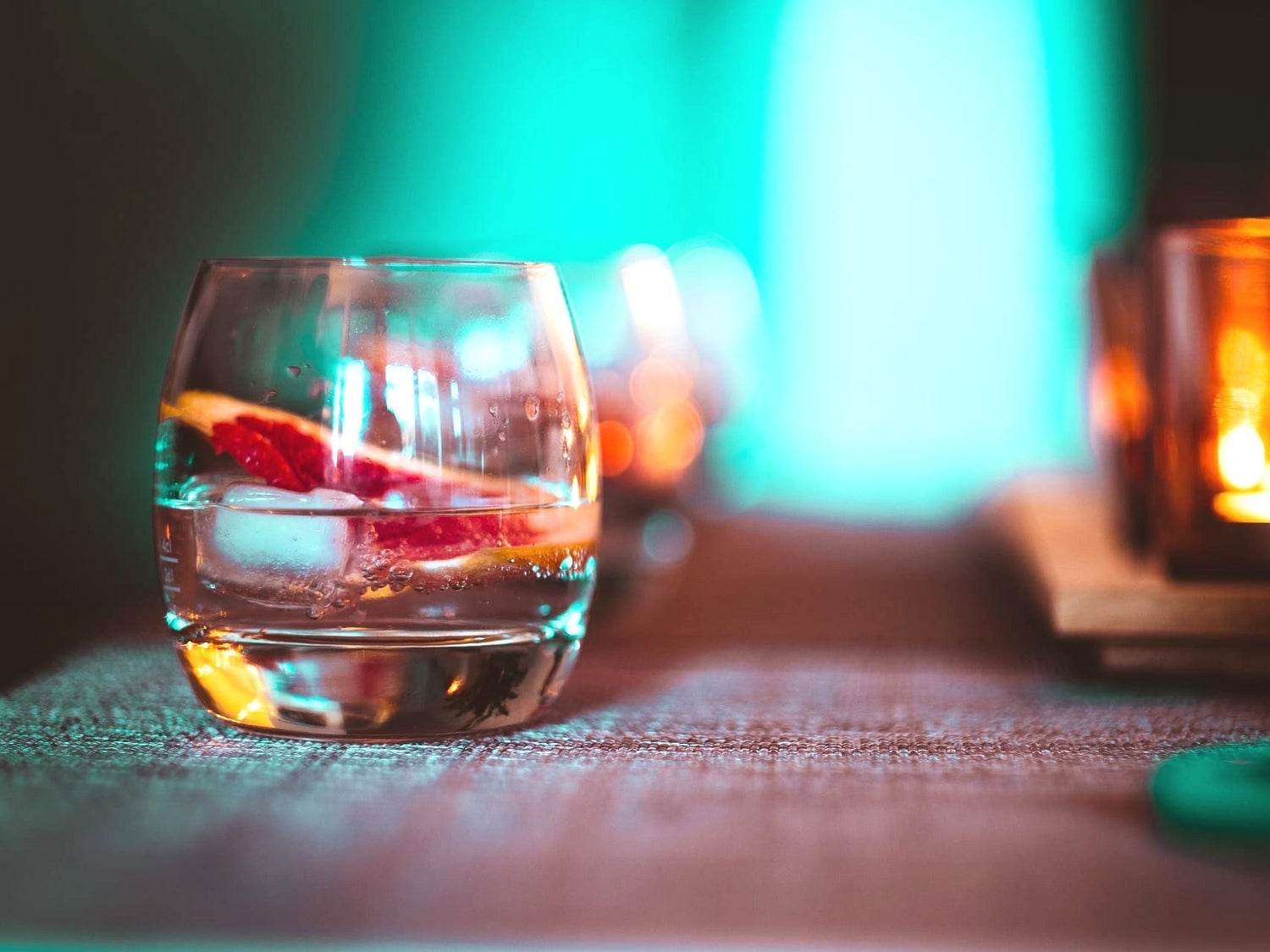  BITTER AND FRUIT BITTER AND FRUIT Gin Tonic mit Grapefruit und Estragon Leckerer Gin Tonic in neuem Gewand. Frisch, süß, bitter, lieblich und ein