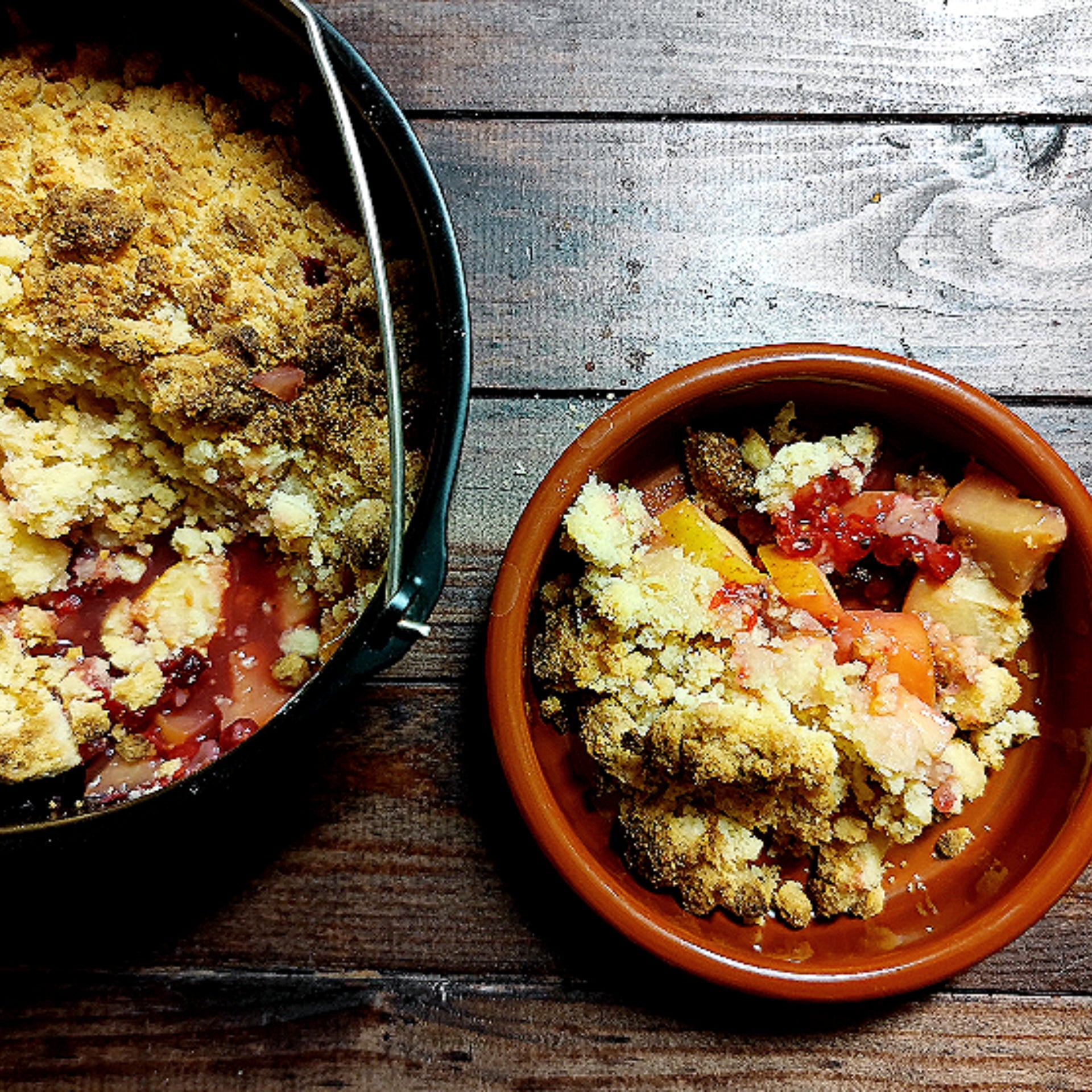 Ganz einfach und schnell zubereitet in deiner NUTRI-FRYER Heißluftfritteuse.   Johannisbeer-Apfel-Crumble aus der Heißluftfritteuse
