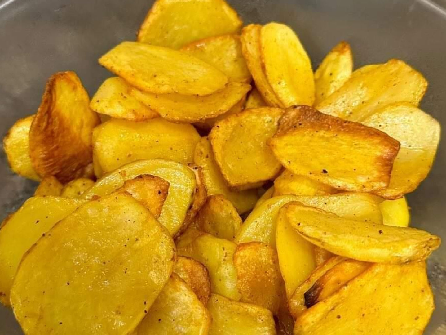 Knusprig, kartoffelig, lecker!  So gut gelingen die Kartoffeln mit dem Rezept von Nutriblogger in unserem NUTRI-FRYER, grandios! Bratkartoffeln aus der Heißluftfritteuse