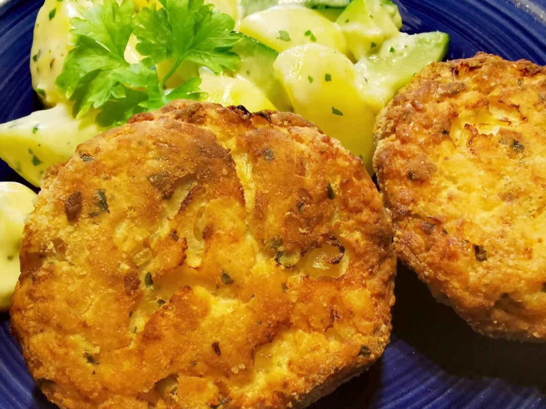 Lachsfrikadellen  Heißluftfritteusen Rezept Zarte Meeresfreude aus der Heißluftfritteuse: Saftige Lachsfrikadellen – Fein abgestimmt und knusprig gebraten