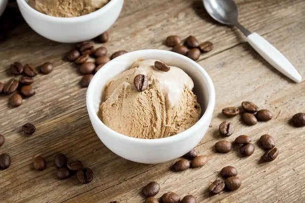 Nicecream mit Kakaopulver und Kaffee Bananen geschält, kleingeschnitten, gefroren  1 doppelter Espresso  2 EL Kakaopulver roh  2 Medjool-Datteln entsteint