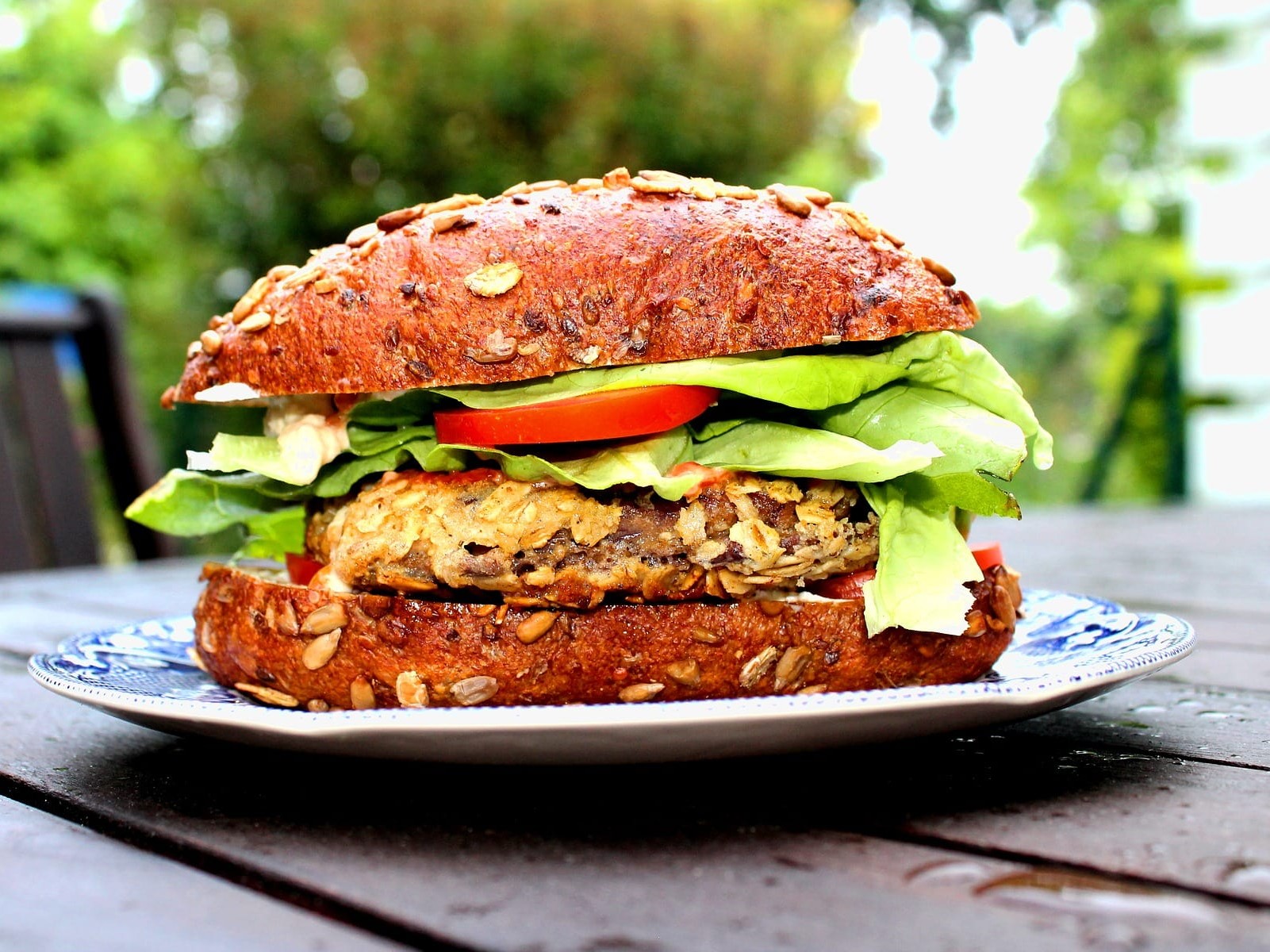 Leckeres Rezept für selbstgemachte pflanzliche Burger-Scheiben Bratlinge Universalzerkleinerer