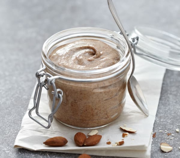 Mandelmus Nussmus selber machen | Rezept Mandelmus gehört zu den echten Universalzutaten in der Küche –  Egal ob pur, als Brotaufstrich, als Grundlage für Desserts oder zur Verfeinerung von allen möglichen Speisen   