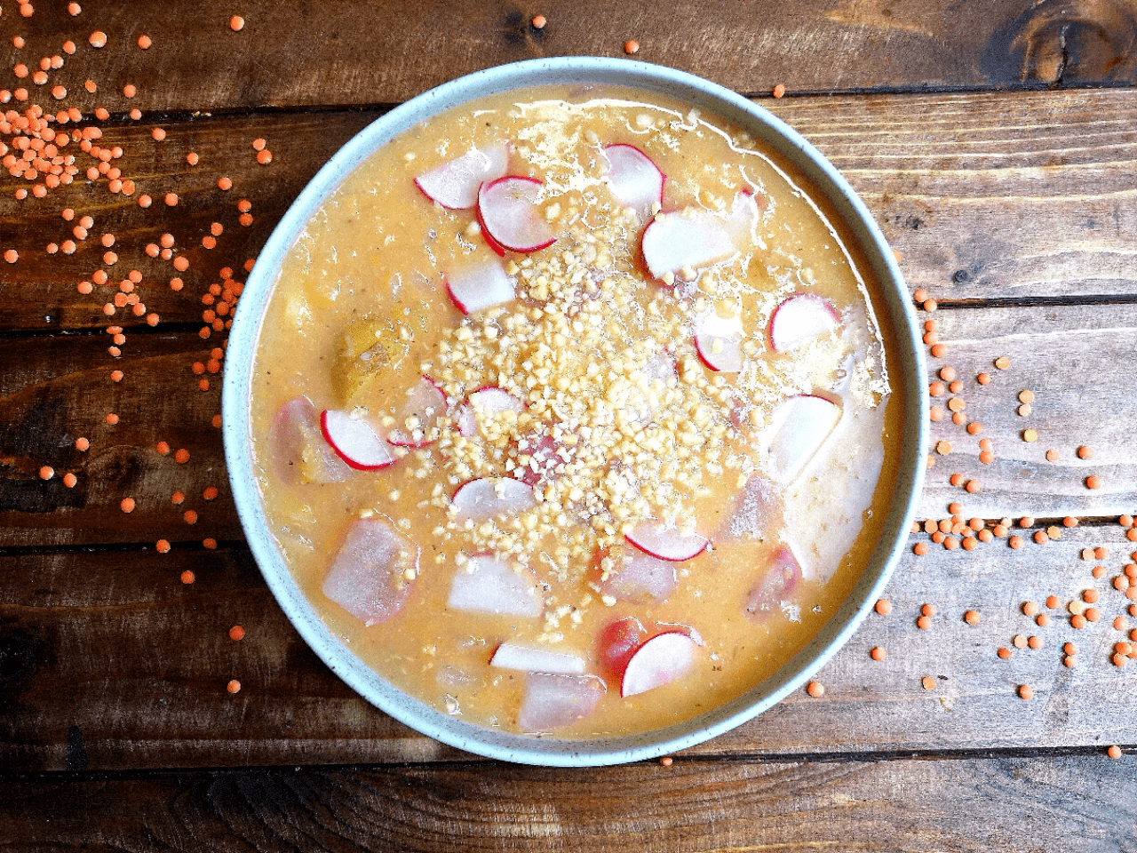  Erfrischende Eleganz trifft auf delikate Würze: Radish Rocket - Die verführerische Kälte von Radieschen-Suppe mit einem Hauch von roten Linsen, ein Geschmackserlebnis, das Ihre Sinne in den Himmel schießt.   