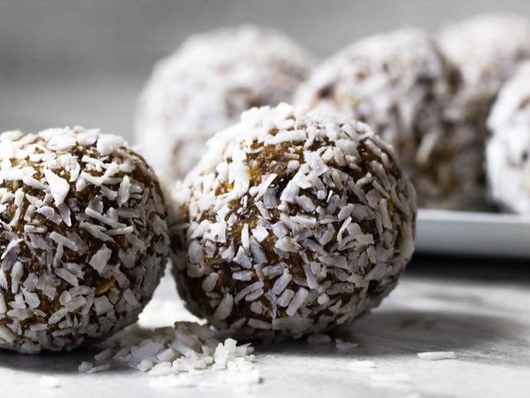 SWEET HICKUP Dörrautomat  Rezepte Beschwipste Dattel-Kokoskugeln