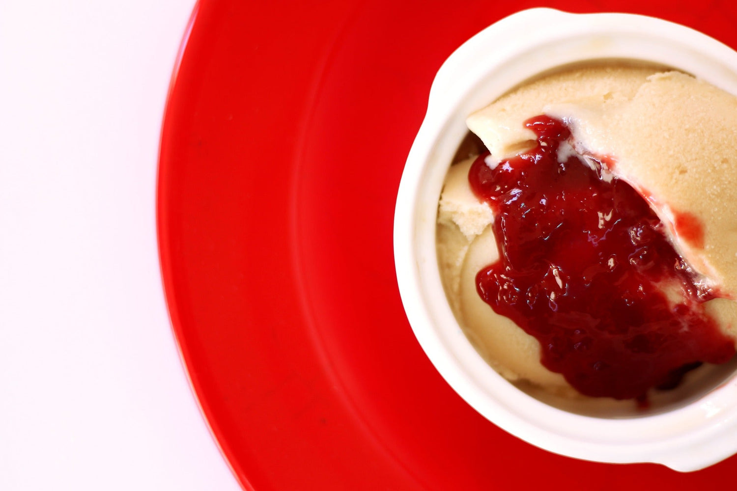 Früchteeis schmeckt zu jeder Jahreszeit, ganz besonders selbst gemachtes Eis mit frischen Früchten. Sahniges Früchteeis