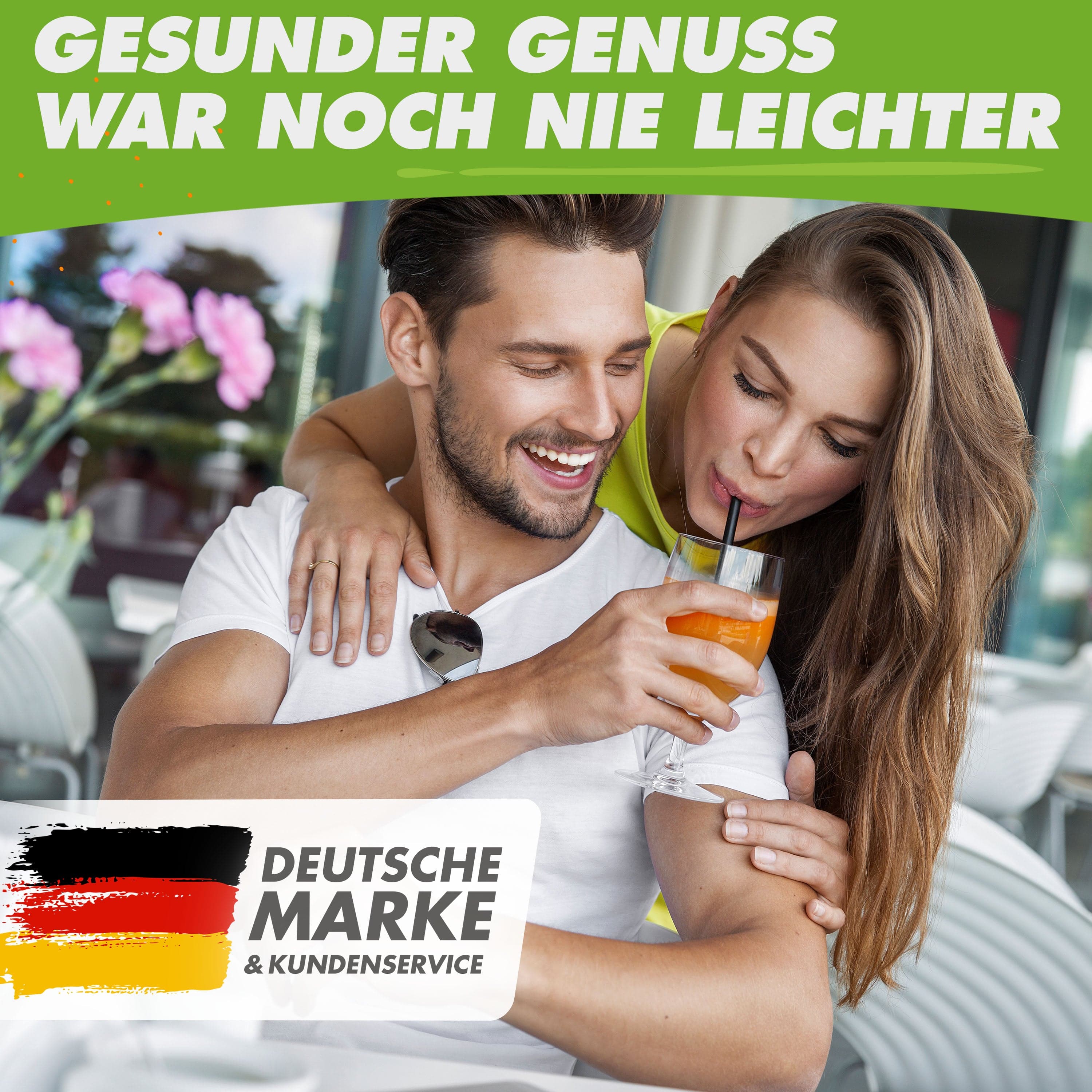 Paar genießt fruchtige Getränke in einem modernen Café, fröhliche Atmosphäre, gesunder Genuss.