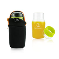 Schwarze Neopren-Hülle für Flasche mit gelber Saftflasche und grünem Deckel von Nutrilovers.