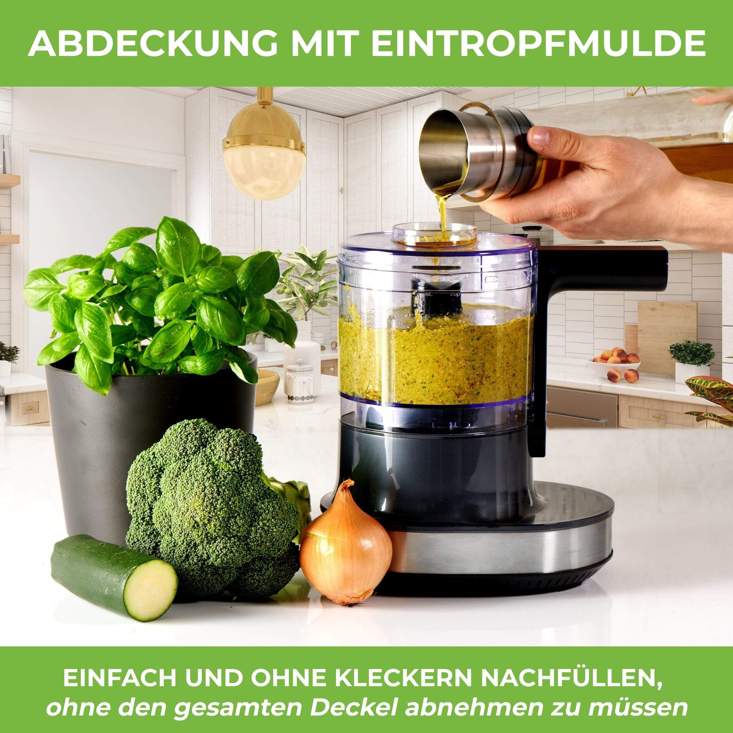 Küchenmaschine mit Eintropfmulde, schwarz, ideal zum einfachen Nachfüllen von Zutaten. Mit frischem Gemüse.